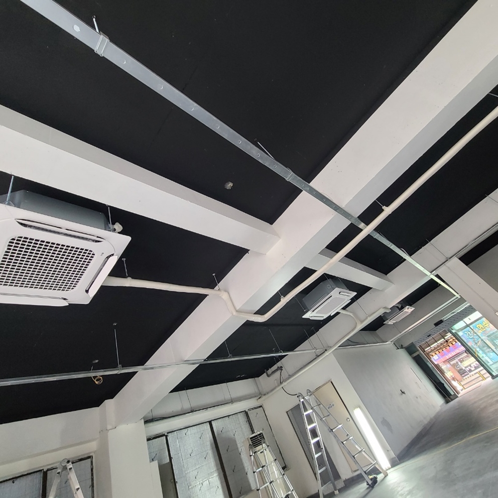 사무실 중고천장형에어컨 배관 모습